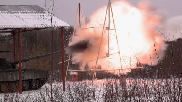 Russian T-80 Tank Shooting Wooden Log During the Cannon Test - Sputnik International