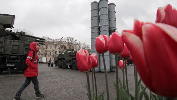 A visitor approaches a surface-to-air missile system S-400 Triumph during an exhibition displaying Russian military equipment, vehicles and weapons, with tulips seen in the foreground, in the Black Sea port of Sevastopol, Crimea April 12, 2019 A visitor approaches a surface-to-air missile system S-400 Triumph during an exhibition displaying Russian military equipment, vehicles and weapons, with tulips seen in the foreground, in the Black Sea port of Sevastopol, Crimea April 12, 2019 - Sputnik International