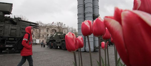 A visitor approaches a surface-to-air missile system S-400 Triumph during an exhibition displaying Russian military equipment, vehicles and weapons, with tulips seen in the foreground, in the Black Sea port of Sevastopol, Crimea April 12, 2019 A visitor approaches a surface-to-air missile system S-400 Triumph during an exhibition displaying Russian military equipment, vehicles and weapons, with tulips seen in the foreground, in the Black Sea port of Sevastopol, Crimea April 12, 2019 - Sputnik International