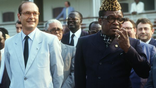 The late President of Zaire, Joseph Mobutu Sese Seko, welcomes France's President Jacques Chirac to Kinshasa in 1985 - Sputnik International