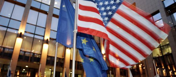 US and EU flags flutter in front of the EU headquarters in Brussels (File) - Sputnik International