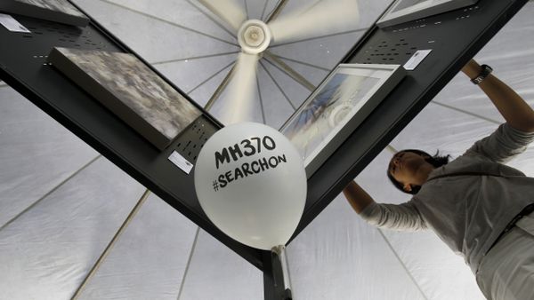 A man arranges artwork for an exhibition marking the Day of Remembrance for MH370 event in Kuala Lumpur, Malaysia on Saturday, March 4, 2017 - Sputnik International