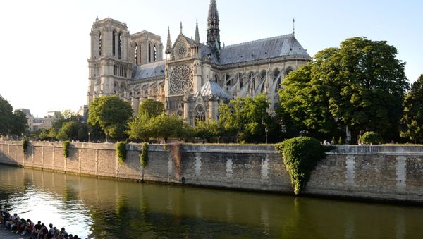 Отдыхающие на набережной Сены у Собора Парижской Богоматери (Notre-Dame de Paris) в Париже - Sputnik International