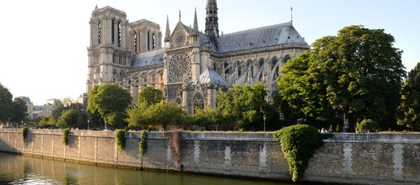 Отдыхающие на набережной Сены у Собора Парижской Богоматери (Notre-Dame de Paris) в Париже - Sputnik International