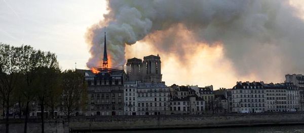 Smoke billows from the Notre Dame Cathedral after a fire broke out, in Paris, France, April 15, 2019. - Sputnik International
