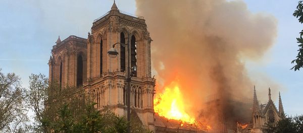Fire engulfs the iconic Notre Dame cathedral in Paris. - Sputnik International