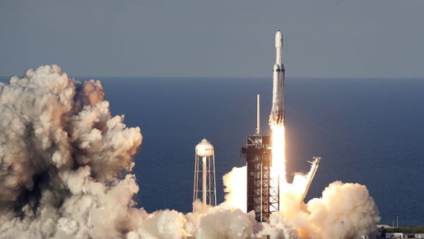 A SpaceX Falcon Heavy rocket carrying a communication satellite lifts off from pad 39A at the Kennedy Space Center in Cape Canaveral, Fla., Thursday, April 11, 2019 - Sputnik International