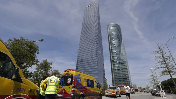 Ambulances wait outside the Torrespacio skyscraper, right, as a jogger runs by in Madrid, Spain, Tuesday, April 16, 2019, after the 57-storey office tower in Madrid's business district that houses several foreign embassies was evacuated due to an unspecified security threat Ambulances wait outside the Torrespacio skyscraper, right, as a jogger runs by in Madrid, Spain, Tuesday, April 16, 2019, after the 57-storey office tower in Madrid's business district that houses several foreign embassies was evacuated due to an unspecified security threat - Sputnik International