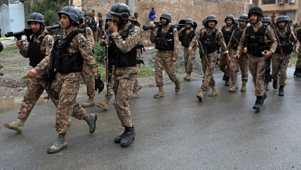 Soldiers arrive at a street after a shootout in Hayatabad area, Peshawar, Pakistan, April 16, 2019 - Sputnik International
