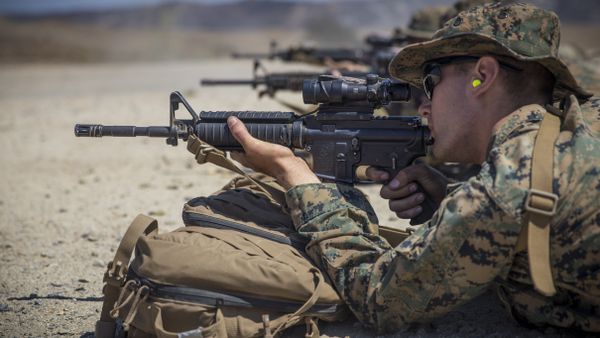 U.S. Marine Corps Lance Cpl. Elliot Holter, a heavy equipment mechanic with Combat Service Support Company, I Marine Expeditionary Force Support Battalion (MSB), I Marine Expeditionary Force, zeroes his rifle combat optic on his M4A1 service rifle during a live fire range at Marine Corps Base Camp Pendleton, Calif., Aug. 14, 2018. - Sputnik International