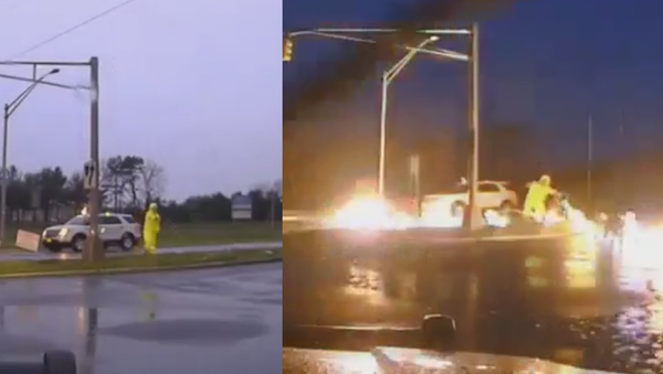 Shock and Horror: US Utility Worker Narrowly Escapes Electrocution - Sputnik International