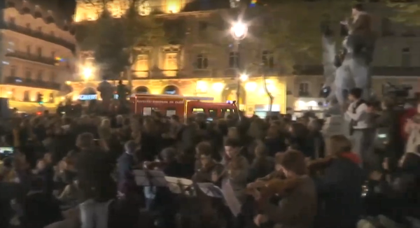 A fire truck passing the Notre Dame vigil in Paris is greeted with cheers - Sputnik International
