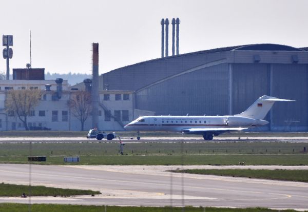 A Global 5000 jet of the government is towed over a taxiway at Schoenefeld Airport in Berlin, on April 16, 2019. After a malfunction shortly after take-off, the aircraft was reversed and landed at Berlin-Schönefeld Airport with major problems A Global 5000 jet of the government is towed over a taxiway at Schoenefeld Airport in Berlin, on April 16, 2019. After a malfunction shortly after take-off, the aircraft was reversed and landed at Berlin-Schönefeld Airport with major problems - Sputnik International