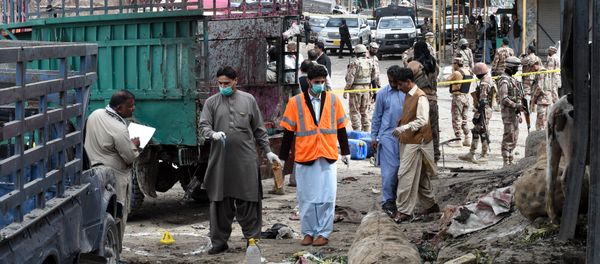 Pakistani security officials inspect the site of a bomb blast at a fruit market in Quetta on April 12, 2019 - Sputnik International