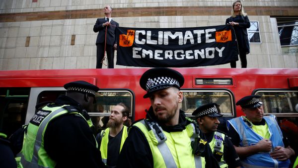 Police is seen as climate change activists demonstrate during the Extinction Rebellion protest, at Canary Wharf DLR station in London, Britain April 17, 2019. - Sputnik International