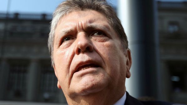 Former Peruvian president Alan Garcia talks to the media as he arrives at the National Prosecution office in Lima, Peru March 27, 2018 - Sputnik International