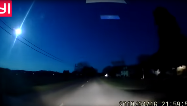 Bright fireball streaks through night sky, AMS photo from K. Bankard - Sputnik International