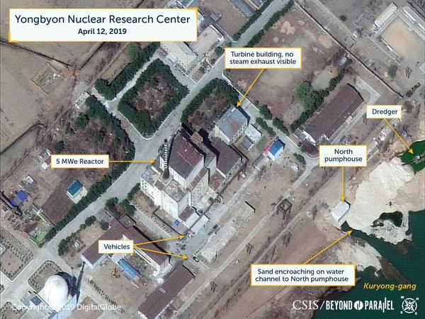 A view of vehicles near the 5MWe reactor and North pumphouse as seen on April 12, 2019. No steam exhaust is visible from the turbine building. - Sputnik International