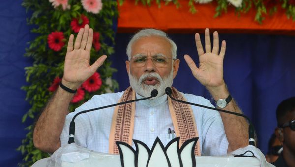 Indian Prime Minister Narendra Modi (C) addresses a political rally at Himmatnagar, some 70 km from Ahmedabad on April 17, 2019 - Sputnik International