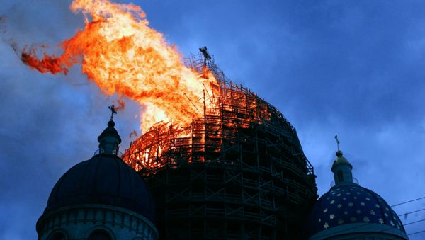 Troitsky Monastery on Fire - Sputnik International