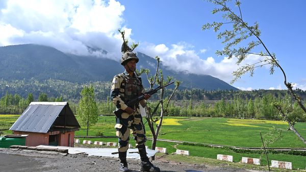 An Indian Border Security Force (BSF) soldier stands guard on the top of a polling station during a second phase of elections at Kangan, some 35 km from Srinagar on April 18, 2019 An Indian Border Security Force (BSF) soldier stands guard on the top of a polling station during a second phase of elections at Kangan, some 35 km from Srinagar on April 18, 2019 - Sputnik International