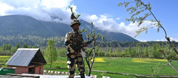 An Indian Border Security Force (BSF) soldier stands guard on the top of a polling station during a second phase of elections at Kangan, some 35 km from Srinagar on April 18, 2019 An Indian Border Security Force (BSF) soldier stands guard on the top of a polling station during a second phase of elections at Kangan, some 35 km from Srinagar on April 18, 2019 - Sputnik International