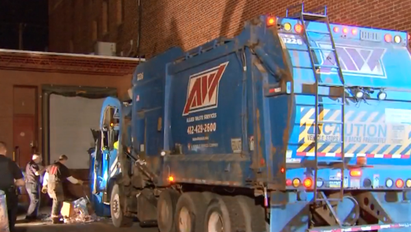 A Pennsylvania man wound up in the back of a garbage truck this week after he fell asleep in a dumpster. - Sputnik International