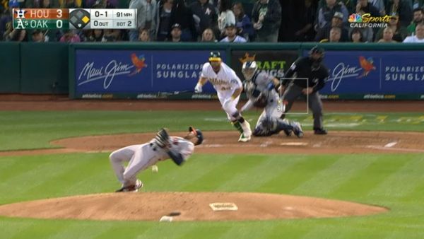 Houston Astros pitcher Collin McHugh pulling off a Matrix-like move to dodge a line drive in the second inning of Tuesday's 9-1 away victory for the Astros in Oakland - Sputnik International