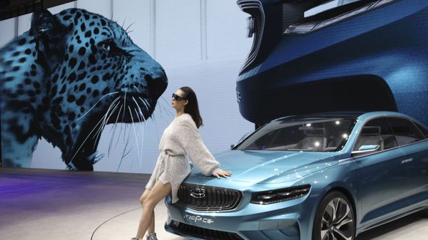 Девушка фотографируется у концепта автомобиля Preface компании Geely Auto на Шанхайском международном автосалоне - Sputnik International