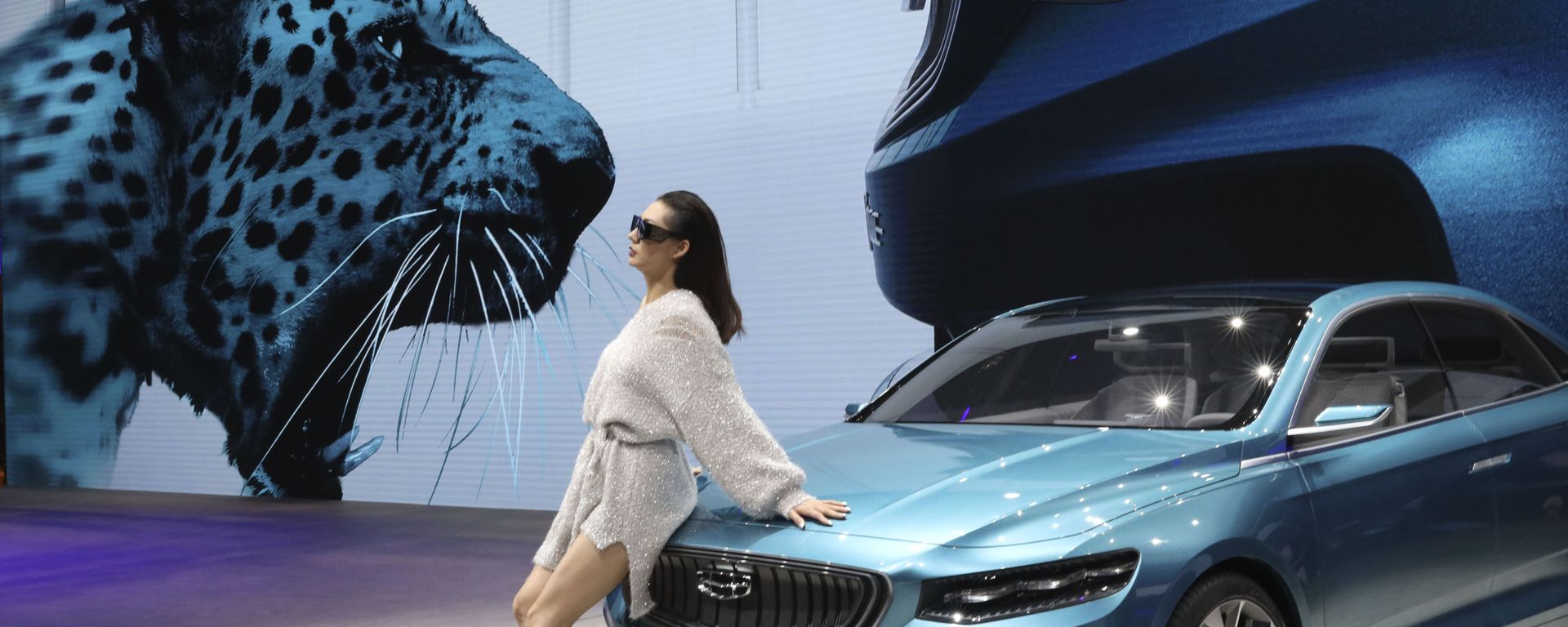 Девушка фотографируется у концепта автомобиля Preface компании Geely Auto на Шанхайском международном автосалоне - Sputnik International, 1920, 12.09.2023