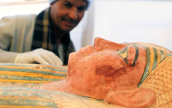 An Egyptian worker inspecting a sarcophagus outside a newly discovered pharaonic tomb Shedsu Djehuty in Luxor, Egypt April 18, 2019 - Sputnik International