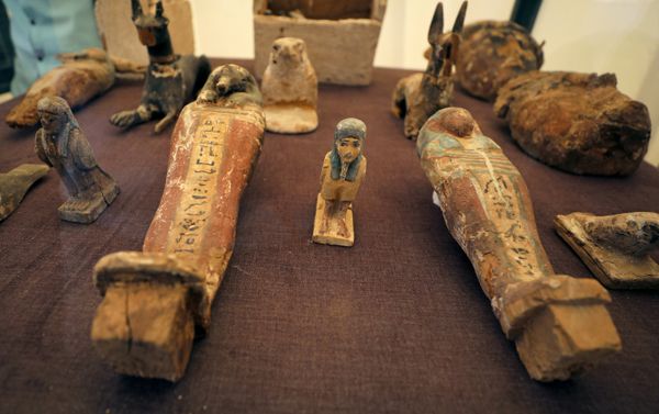 Statues on display outside a newly discovered pharaonic tomb Shedsu Djehuty in Luxor, Egypt April 18, 2019 - Sputnik International