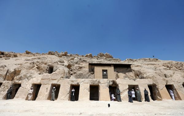 Workers standing inside the gates of one of the largest newly discovered tombs Shedsu Djehuty in Luxor, Egypt April 18, 2019 - Sputnik International