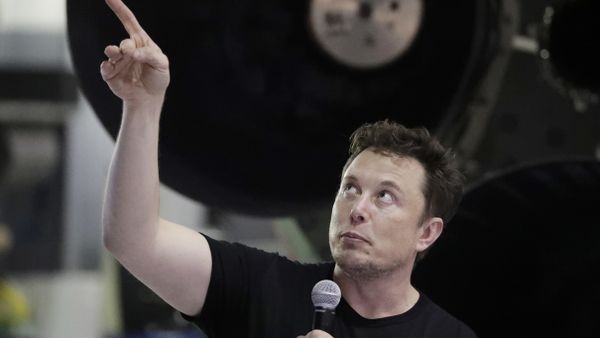 SpaceX founder and chief executive Elon Musk speaks after announcing Japanese billionaire Yusaku Maezawa as the first private passenger on a trip around the moon, Monday, Sept. 17, 2018, in Hawthorne, Calif. - Sputnik International