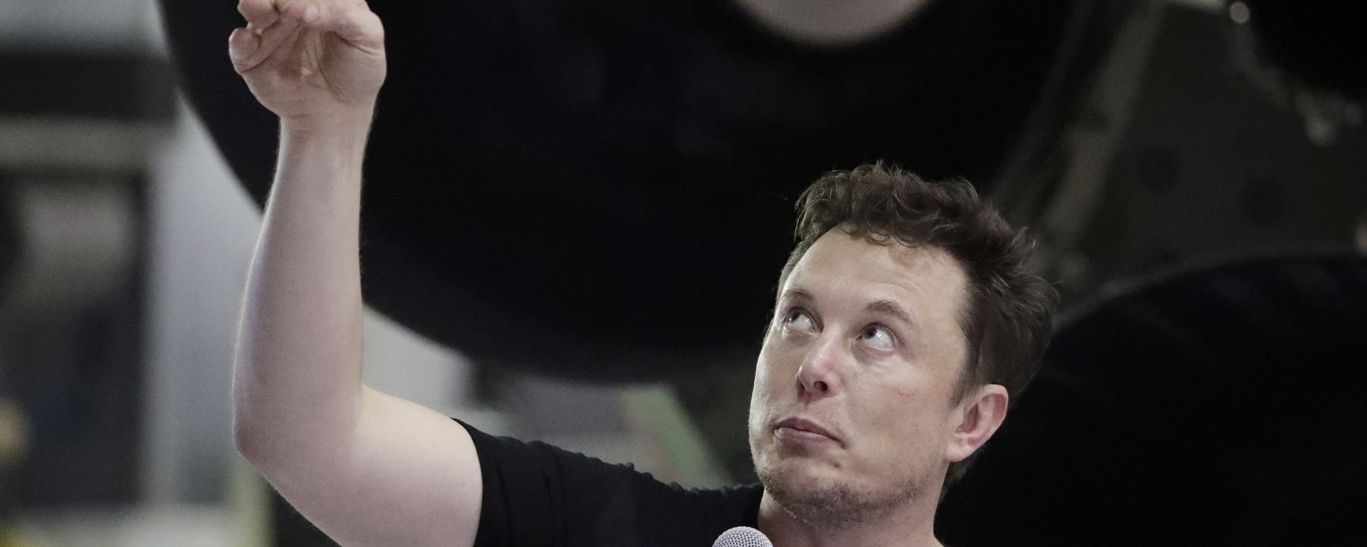 SpaceX founder and chief executive Elon Musk speaks after announcing Japanese billionaire Yusaku Maezawa as the first private passenger on a trip around the moon, Monday, Sept. 17, 2018, in Hawthorne, Calif. SpaceX founder and chief executive Elon Musk speaks after announcing Japanese billionaire Yusaku Maezawa as the first private passenger on a trip around the moon, Monday, Sept. 17, 2018, in Hawthorne, Calif. - Sputnik International, 1920, 15.12.2022