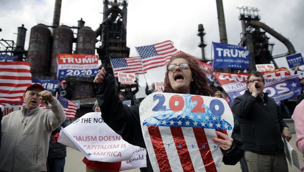Protesters demonstrate in support of President Donald Trump near a Fox News town-hall style event with U.S. Sen. Bernie Sanders, Monday, April 15, 2019, in Bethlehem, Pa. - Sputnik International