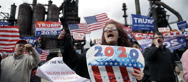 Protesters demonstrate in support of President Donald Trump near a Fox News town-hall style event with U.S. Sen. Bernie Sanders, Monday, April 15, 2019, in Bethlehem, Pa. - Sputnik International