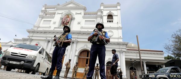 Sri Lankan military officials stand guard in front of the St. Anthony's Shrine in Colombo after explosion. - Sputnik International