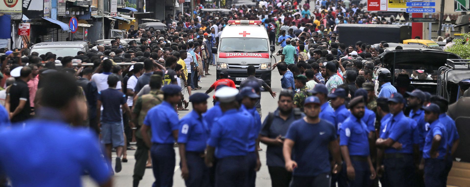 Sri Lankan police officers clear the road as an ambulance drives through carrying injured of Church blasts in Colombo, Sri Lanka, Sunday, April 21, 2019. A Sri Lanka hospital spokesman says several blasts on Easter Sunday have killed dozens of people.  - Sputnik International, 1920, 30.06.2022