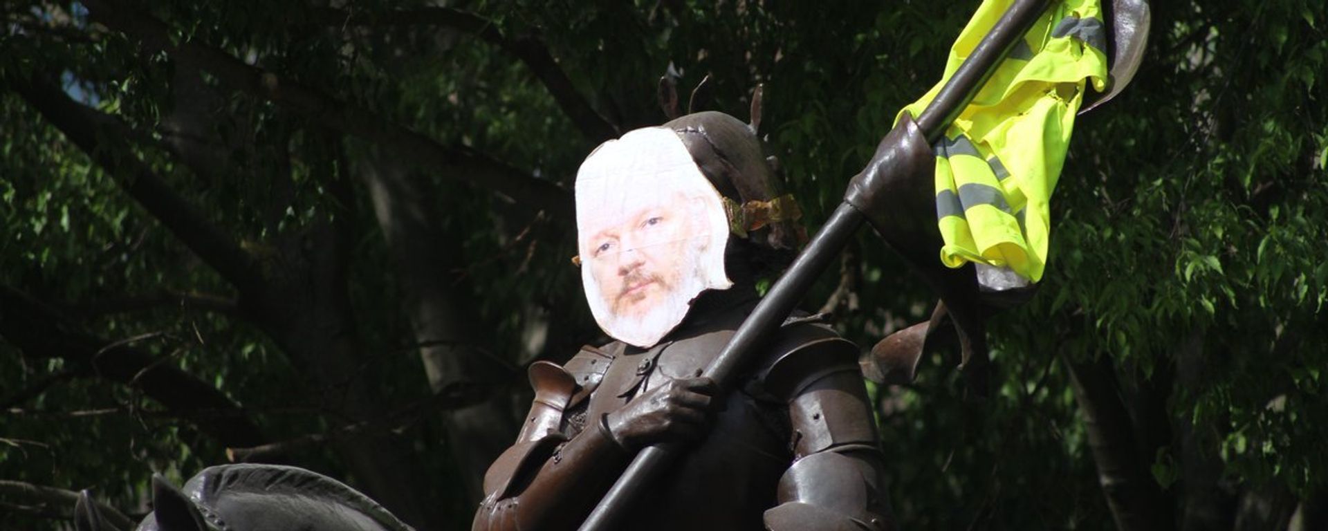 Photo of Julian Assange attached to the statue of Joan of Arc in Toulouse, France Photo of Julian Assange attached to the statue of Joan of Arc in Toulouse, France - Sputnik International, 1920, 15.11.2021