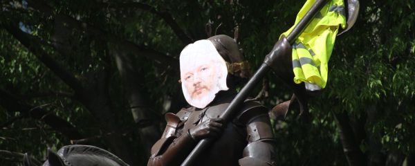 Julian Assange's photo attached to the statue of Joan of Arc in Toulouse, France Julian Assange's photo attached to the statue of Joan of Arc in Toulouse, France - Sputnik International