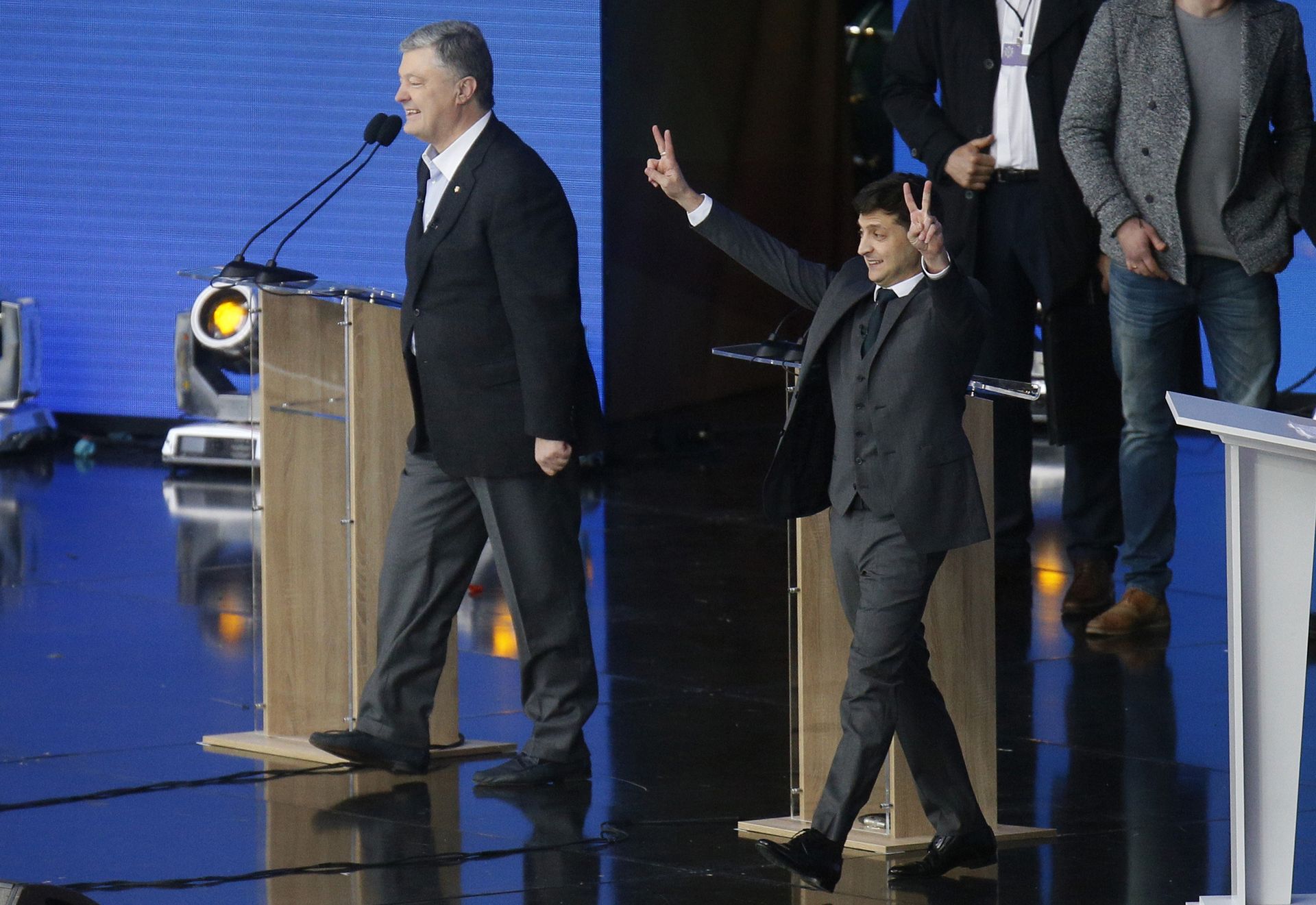 Presidential candidates, Ukrainian President Petro Poroshenko, left, and popular comedian Volodymyr Zelenskiy attend debates in the weekend presidential run-off at the Olympic stadium in Kiev, Ukraine - Sputnik International, 1920, 20.05.2023
