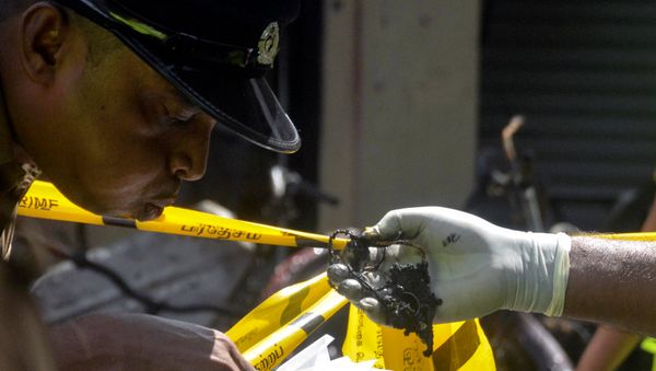 Sri Lankan Crime Division police officers inspect the explosion site at a church in Batticaloa, Sri Lanka April 21, 2019. - Sputnik International