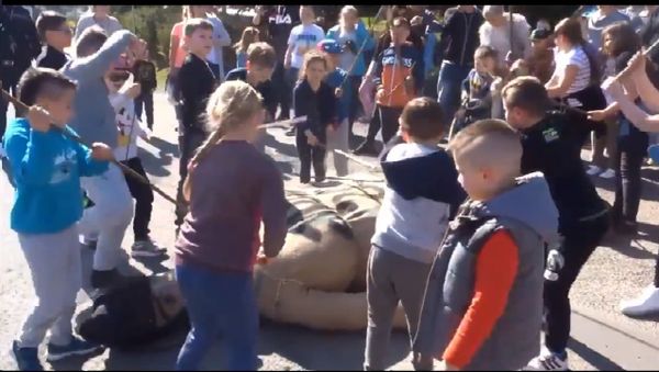 Polish children beating effigy of Judas - Sputnik International