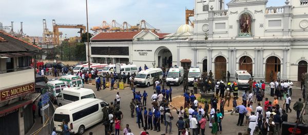 Sri Lankan military officials stand guard in front of the St. Anthony's Shrine, Kochchikade church after an explosion in Colombo, Sri Lanka April 21, 2019 - Sputnik International