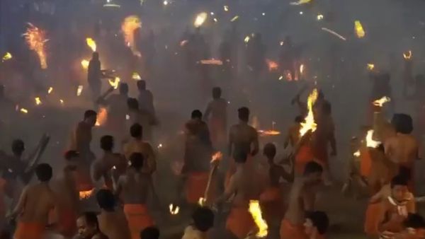 Visuals of the ‘Agni Kheli’ or Thoothedhara ritual from Sri Durgaparamesh - Sputnik International