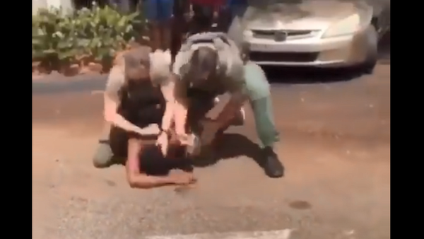 A screenshot from a cellphone camera video showing the moment that Broward County Sherrif's Deputy Deputy Christopher Krickovich punches 15-year-old Delucca in the head - Sputnik International