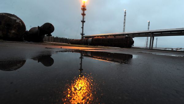 Casing-head gas flares on a stack at the Mozyr oil refinery some 300 km south of Minsk in Mozyr on January 4, 2013 Casing-head gas flares on a stack at the Mozyr oil refinery some 300 km south of Minsk in Mozyr on January 4, 2013 - Sputnik International