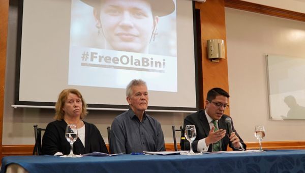 Gorel Biniel (L) and Dag Gustafsson (C), parents of Swedish software developer Ola Bini, and lawyer Carlos Soria, hold a news conference after a local judge ordered Bini jailed pending trial for alleged involvement in hacking government computer systems, in Quito, Ecuador April 16, 2019 - Sputnik International