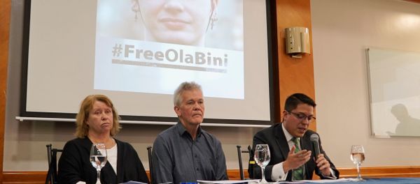 Gorel Biniel (L) and Dag Gustafsson (C), parents of Swedish software developer Ola Bini, and lawyer Carlos Soria, hold a news conference after a local judge ordered Bini jailed pending trial for alleged involvement in hacking government computer systems, in Quito, Ecuador April 16, 2019 - Sputnik International